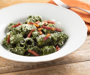 Pasta com creme de couve negra, guanciale e pecorino