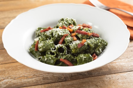 Pasta com creme de couve negra, guanciale e pecorino