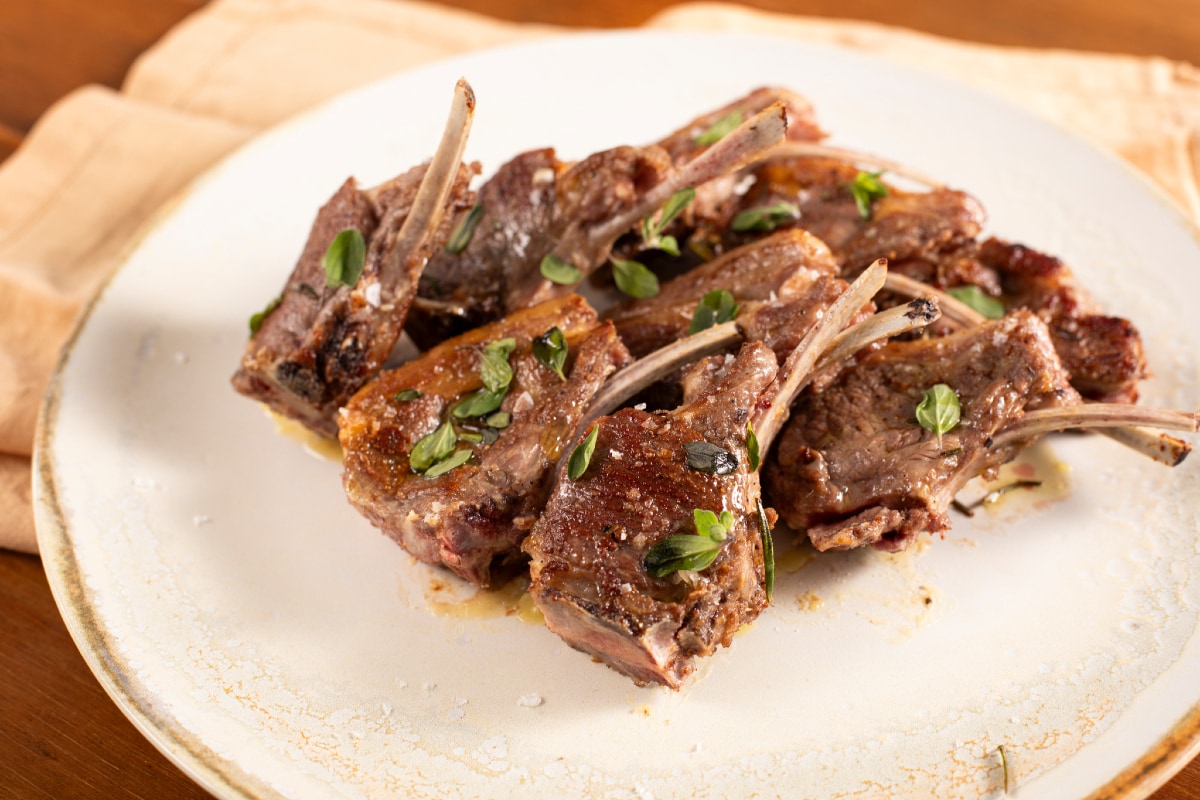 Costeletas de cordeiro na frigideira