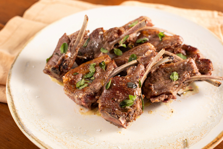 Costeletas de cordeiro na frigideira