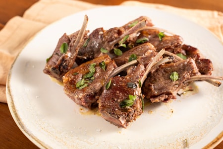 Costeletas de cordeiro na frigideira