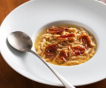 Passatelli ao presunto em caldo de carne