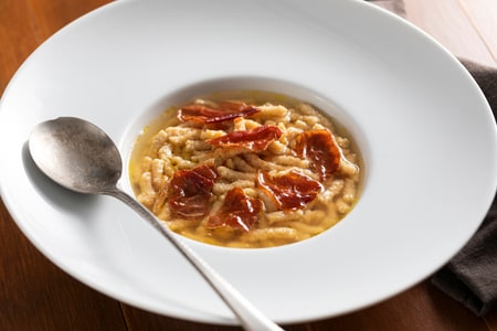 Passatelli ao presunto em caldo de carne