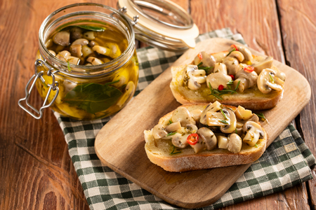 Cogumelos em conserva de azeite