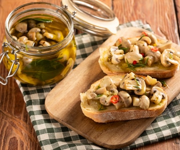 Cogumelos em conserva de azeite