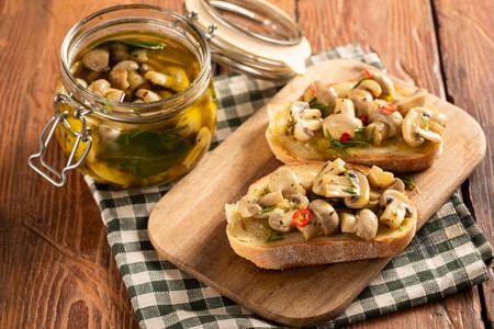 Cogumelos em conserva de azeite