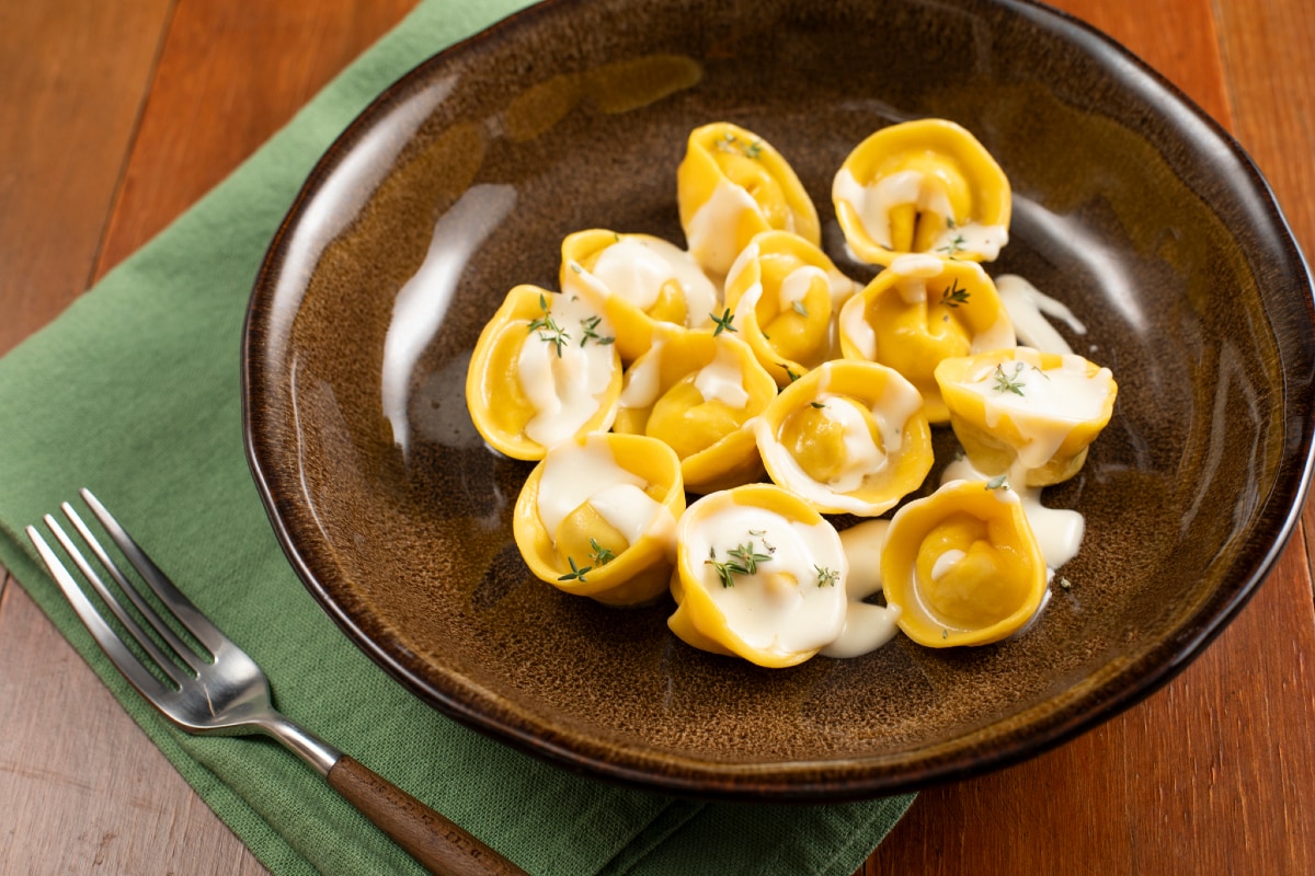 Ravioli de batata e cebola com creme de queijo