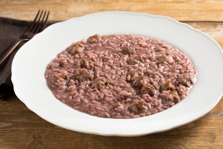 Risotto al vino rosso e salsiccia