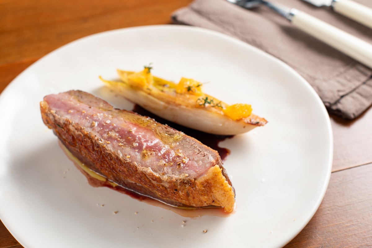 Peito de pato assado com redução de vinho do Porto e laranja