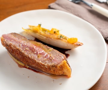 Peito de pato assado com redução de vinho do Porto e laranja