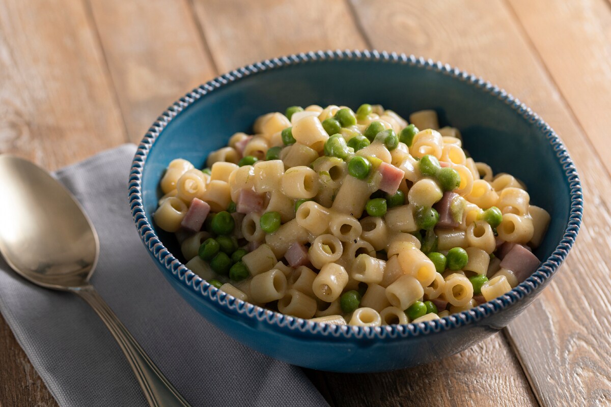 Massa cremosa com presunto e ervilhas