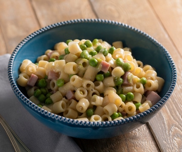 Massa cremosa com presunto e ervilhas