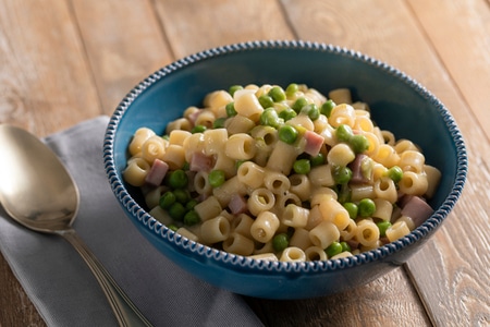 Massa cremosa com presunto e ervilhas