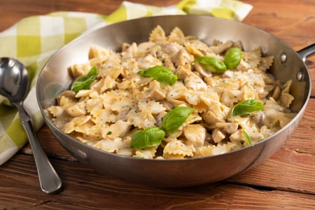 Massa com frango e cogumelos