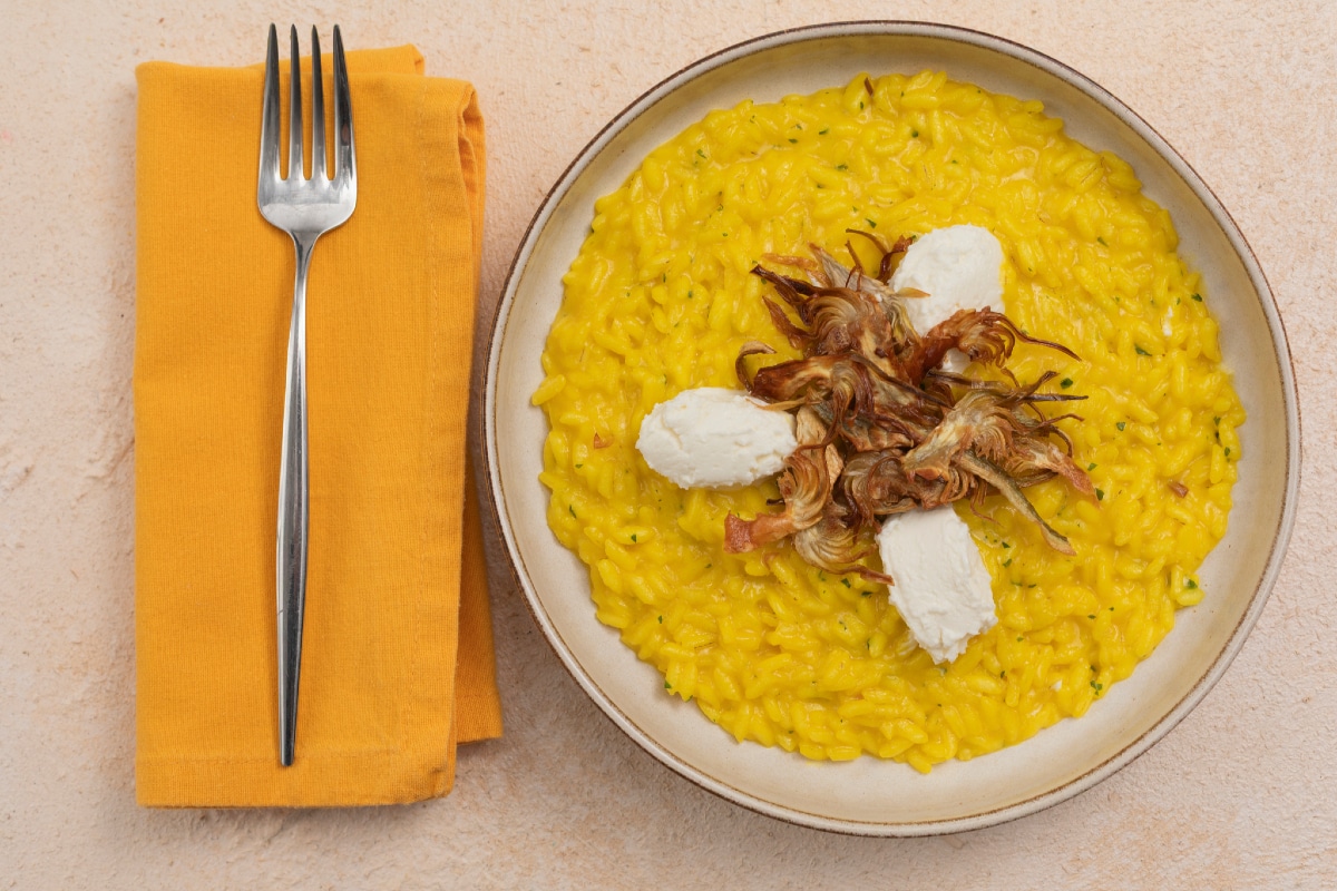Risoto ao açafrão com alcachofras e queijo de cabra