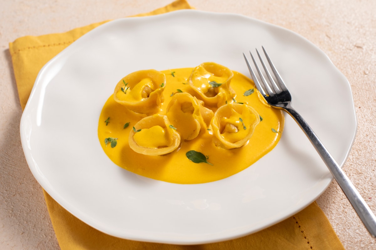 Ravioli de peixe com molho de açafrão