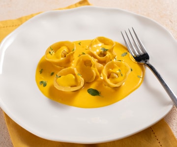 Ravioli de peixe com molho de açafrão