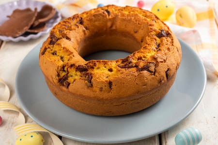 Bolo de Páscoa com ovos de chocolate