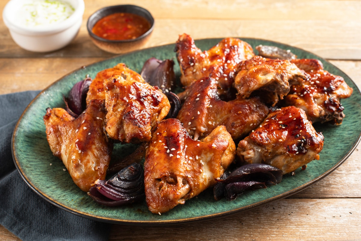 Asas de frango glaceadas com molho de soja