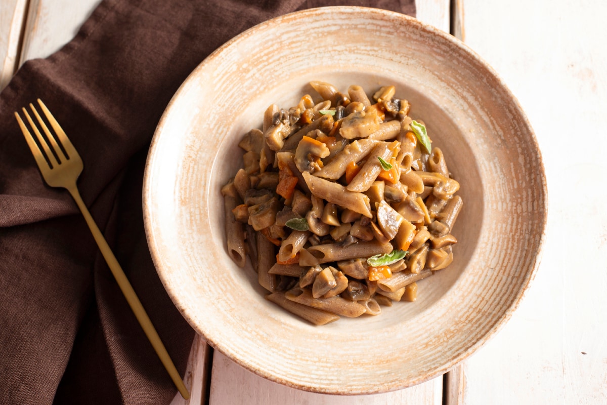 Penne de trigo sarraceno com cogumelos ao wok