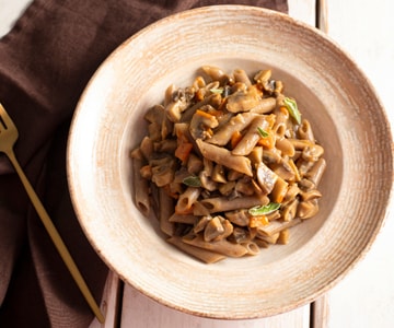Penne de trigo sarraceno com cogumelos ao wok
