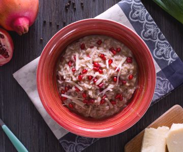 Risoto de romã e creme de alho-poró
