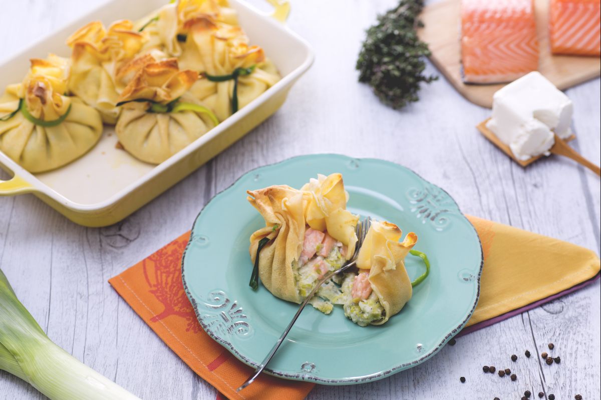 Fagottini de alho-poró, salmão e robiola