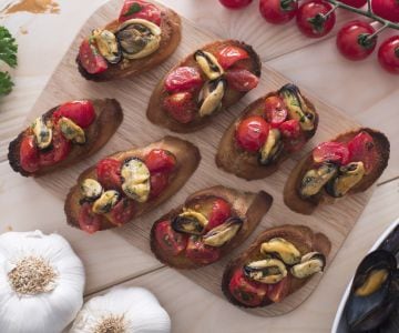 Crostini de mexilhões e tomatinhos
