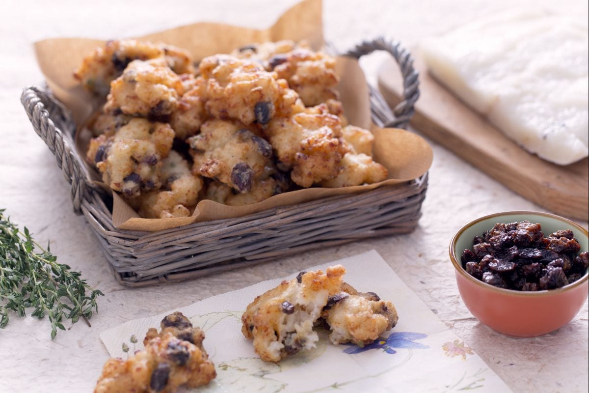 Bolinhos de bacalhau com passas