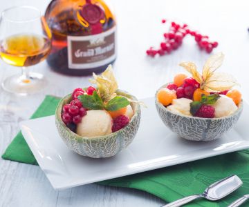 Melão recheado com frutas e sorvete