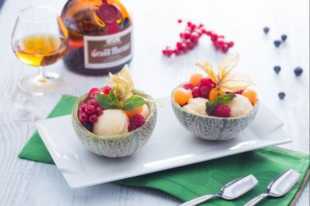 Melão recheado com frutas e sorvete