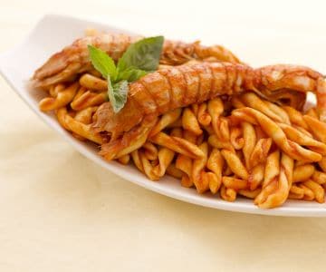 Strozzapreti ao molho de canocchie