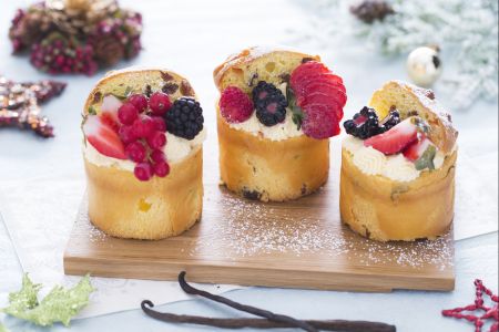 Panettoncini recheados com creme de leite, creme e frutas