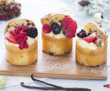 Panettoncini recheados com creme de leite, creme e frutas