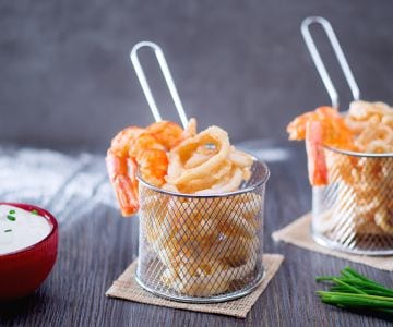 Frito misto de lulas e camarões com molho de maionese e iogurte