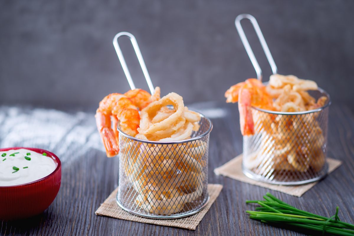Frito misto de lulas e camarões com molho de maionese e iogurte
