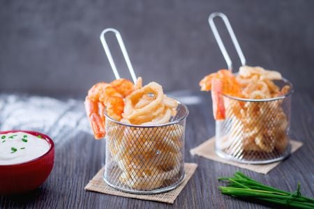 Frito misto de lulas e camarões com molho de maionese e iogurte