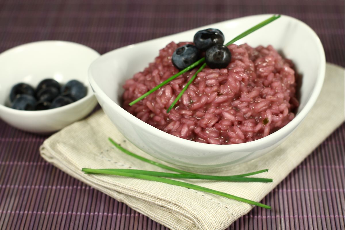 Risoto de mirtilos silvestres e cebolinha