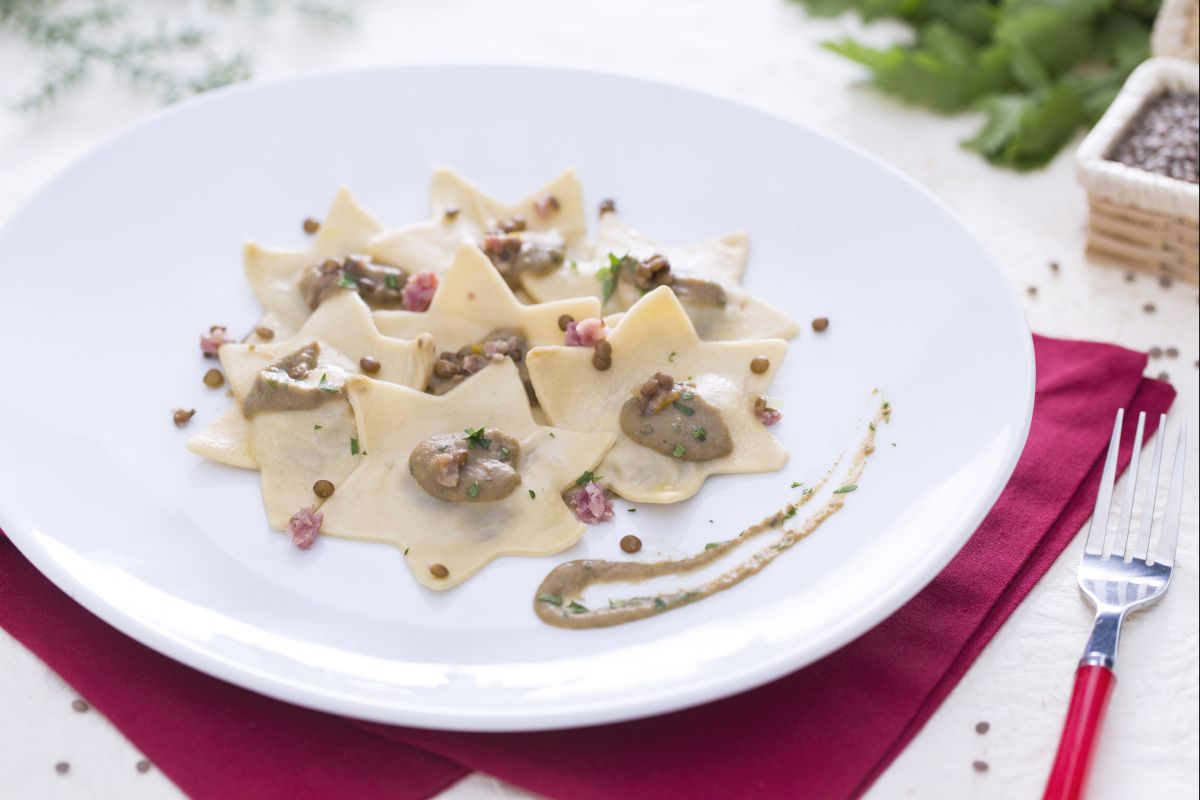 Ravioli al cotechino con salsa di lenticchie