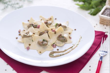 Ravioli al cotechino con salsa di lenticchie