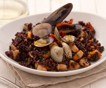 Arroz venere com frutos do mar