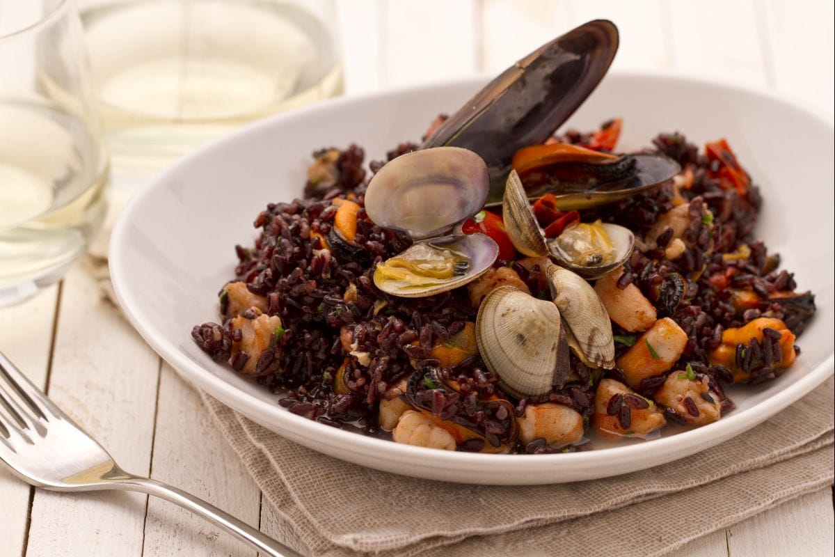 Arroz venere com frutos do mar