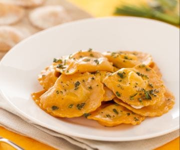 Ravioli rossi ao molho de tomate