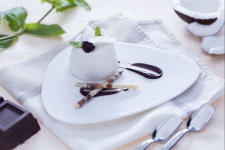 Panna cotta de coco com calda de chocolate
