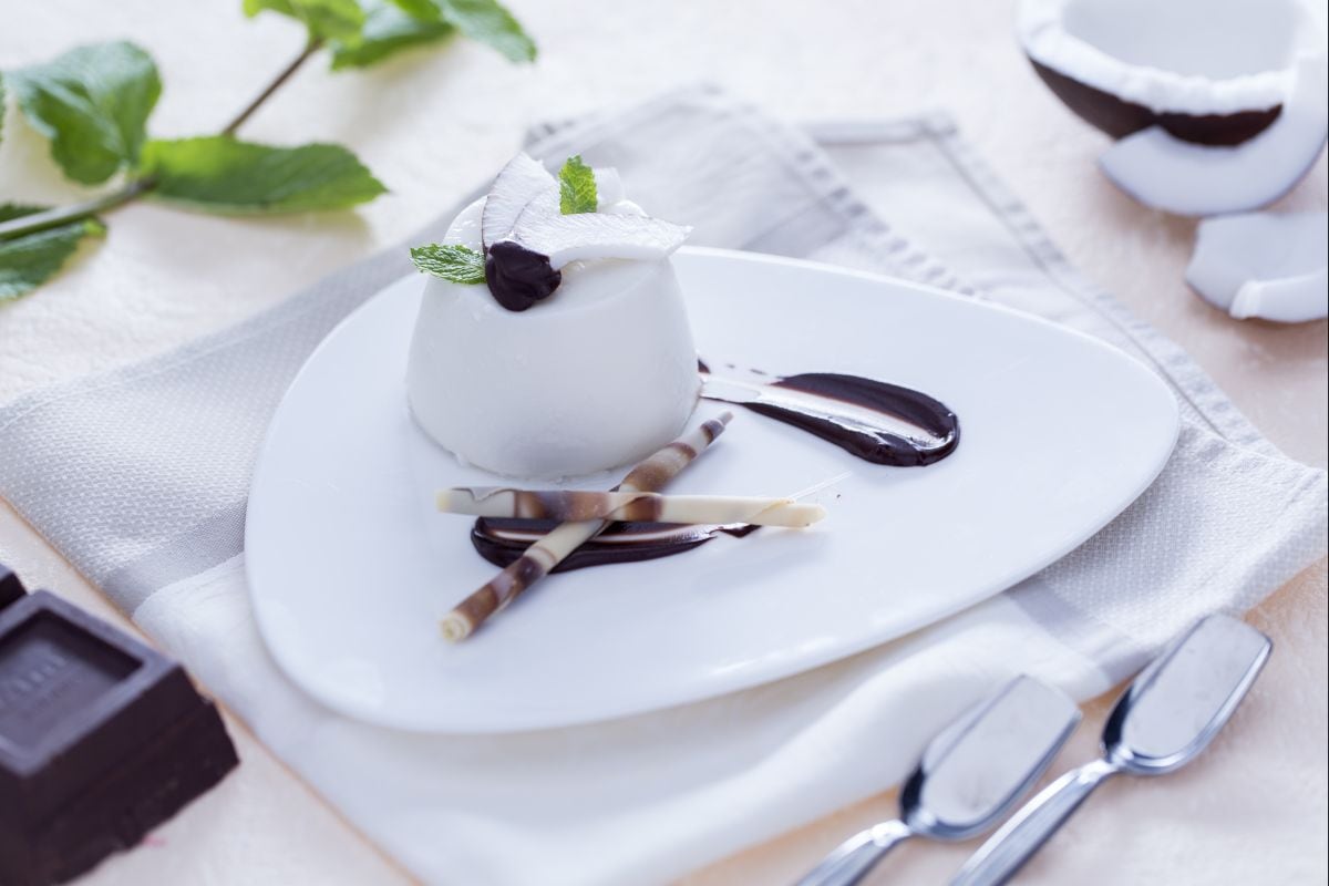 Panna cotta de coco com calda de chocolate