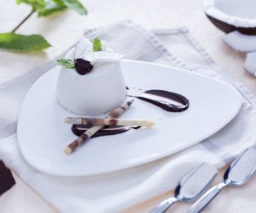 Panna cotta de coco com calda de chocolate