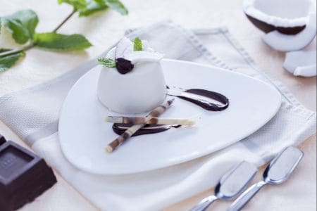 Panna cotta de coco com calda de chocolate
