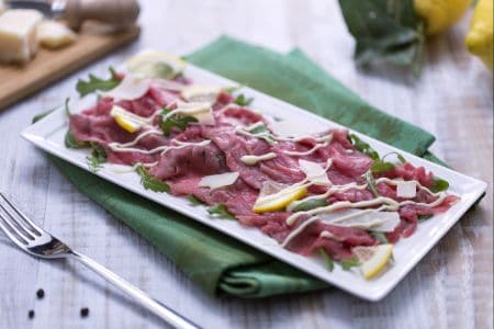 Carpaccio de carne com rúcula e parmesão