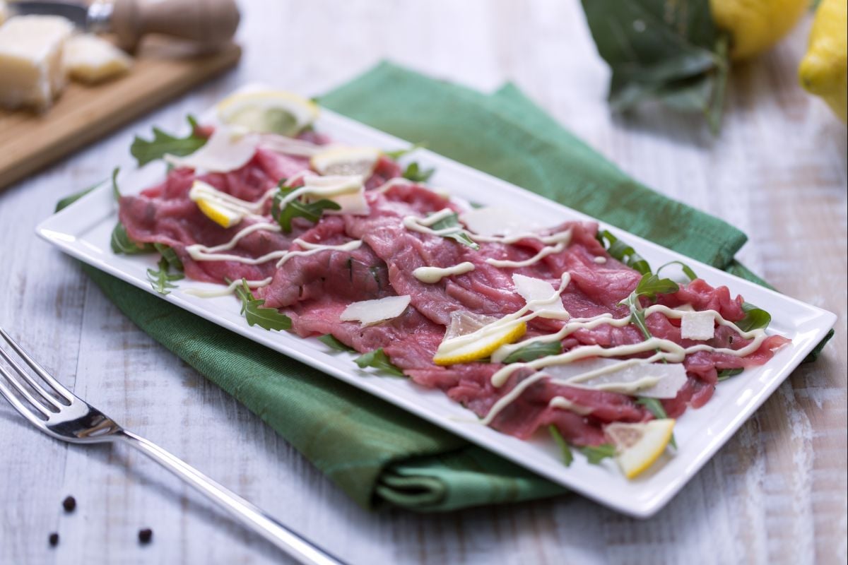 Carpaccio de carne com rúcula e parmesão