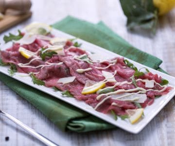 Carpaccio de carne com rúcula e parmesão